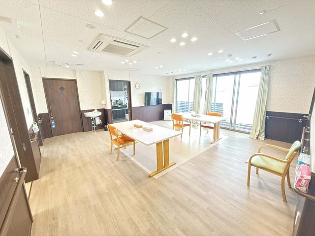 明るいリビング リビング 自然光が差し込む、広々としたリビングです。温かみのある家具が揃い、快適に過ごせます。