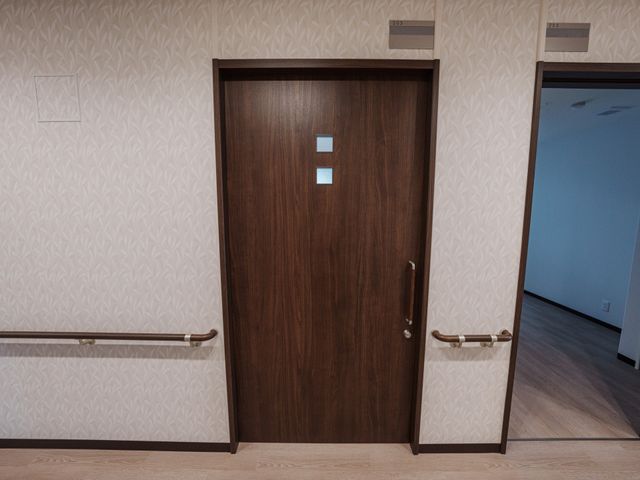 シンプルな廊下の風景 廊下 手すりが取り付けられた安全性の高い廊下は、移動が安心です。シンプルなデザインで落ち着きを感じられます。