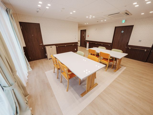 自然光差し込む食堂 食堂 自然光が差し込む明るい空間です。色とりどりの椅子が並び、楽しい交流の場となっています。