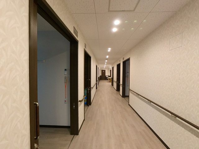長い廊下 廊下 手すりが設置された長い廊下は移動がしやすく、安全に配慮されています。どの部屋にも快適にアクセスできます。