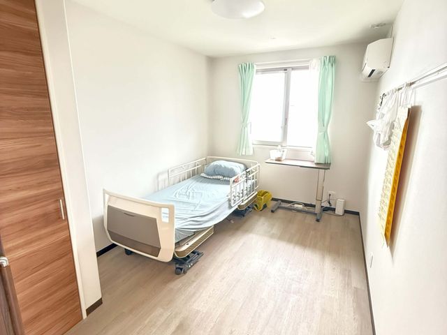 居室の一角 居室 自然光が入る明るい居室です。仕事をするには快適な環境が整っています。