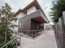 モダンな外観の建物