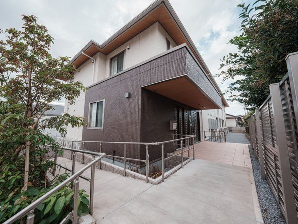 モダンな外観の建物