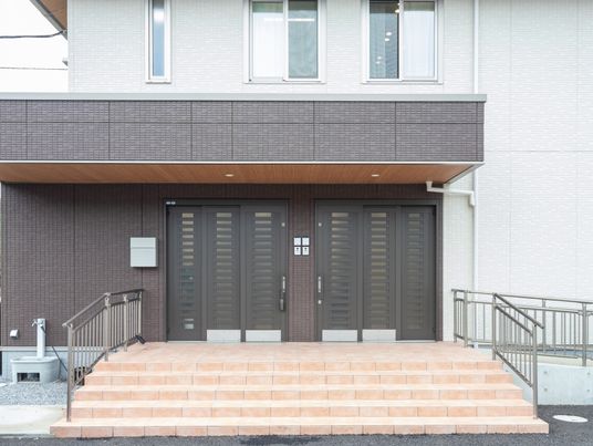 二つの入り口がある建物