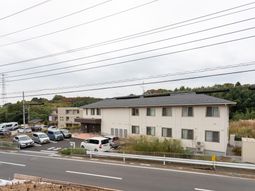 広い敷地の外観