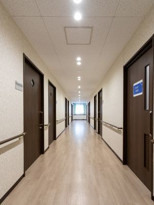 明るく清潔な廊下