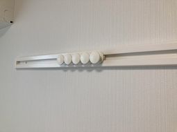 白い壁と家具の一部