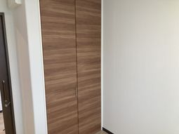 落ち着いた木目調の扉の居室  