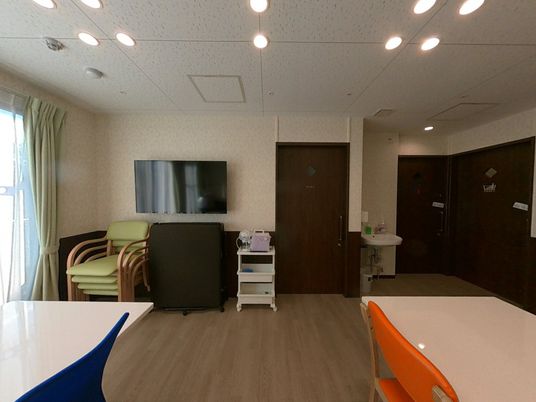 椅子が並ぶ明るい部屋