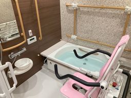 快適な入浴設備の浴室  