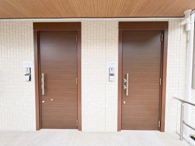 整った玄関が並ぶ廊下