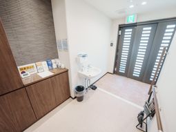 明るい入口の部屋