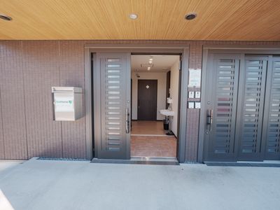 幅広の入口が特徴の扉