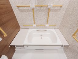 手すり付きの浴槽