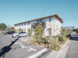 駐車場付きの建物外観