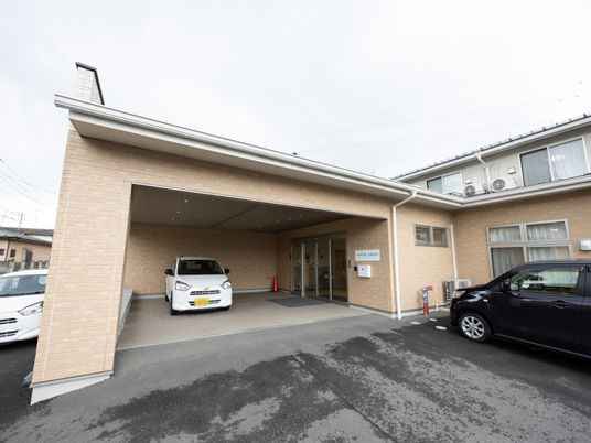 駐車場がある建物外観