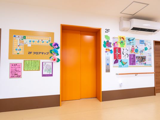 明るいエレベーター前