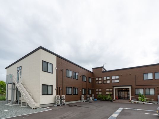 現代的な二階建ての建物外観