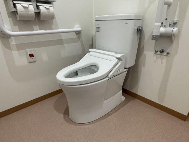 白を基調としたトイレ トイレ 清潔感のあるトイレは、手すりも設置されており、安全に利用できます。
