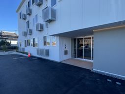 車椅子対応の入口外観  