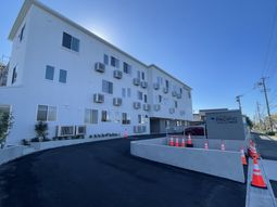 モダンな建物の外観