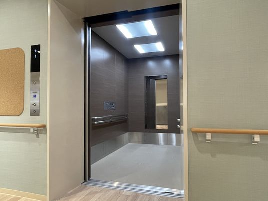 安全に配慮するエレベーター