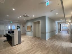 広い廊下とエレベーター  