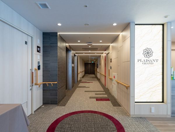 安全な通路と手すりの廊下