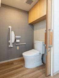 手すり付きの便利なトイレ