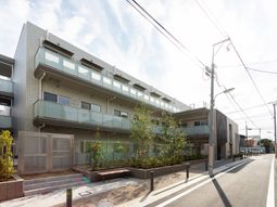 日差しの入る建物外観