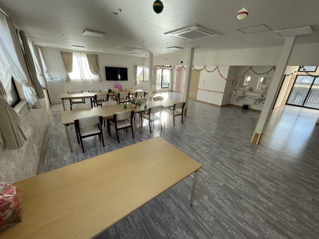 明るい空間のダイニングルーム ダイニングルーム 広々としたダイニングルームで、自然光がたっぷり入ります。リラックスした時間をお過ごしいただけます。