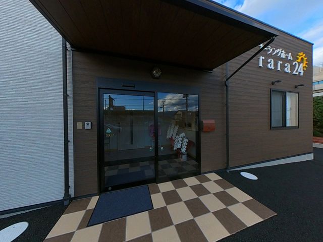 建物の入口 エントランス 明るいエントランスが特徴の施設です。ガラス扉で中の様子が見やすく、安心して入れます。