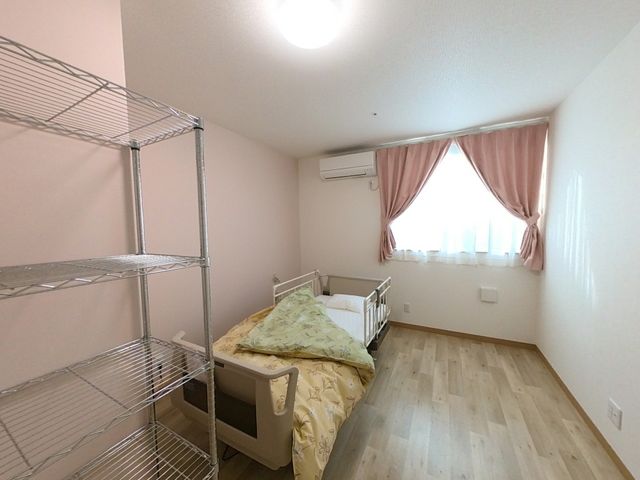 明るい個室の居室 居室   窓から自然光が差し込む居室は、快適に過ごせる落ち着いた空間です。清潔感も備わっています。