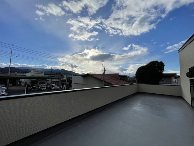 開放的な空間の景色 バルコニー 広々としたバルコニーでは、リフレッシュしながら開放的な景色が楽しめます。