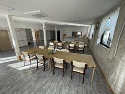 明るい食堂の室内