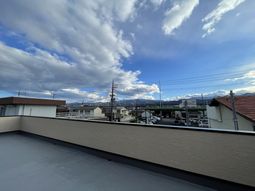 山が見える屋上