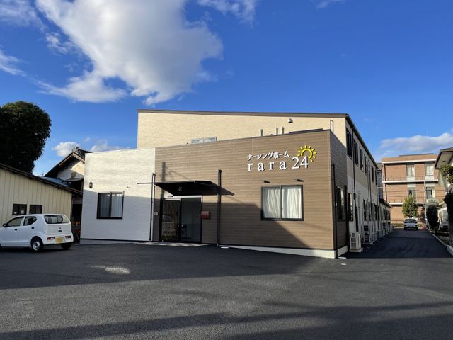 ナースホームの外観 外観 青空の下でナチュラルなデザインが光る建物です。温かみのある雰囲気が訪れる人を迎えます。