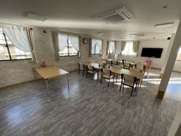 日差しの入るダイニングルーム  