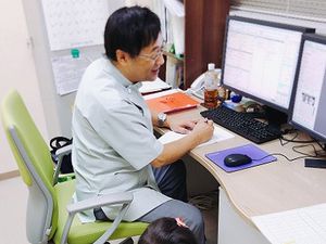 スタッフが業務を行う様子の室内