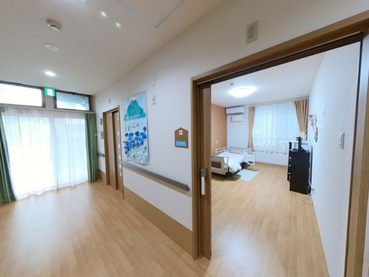 明るい廊下と居室