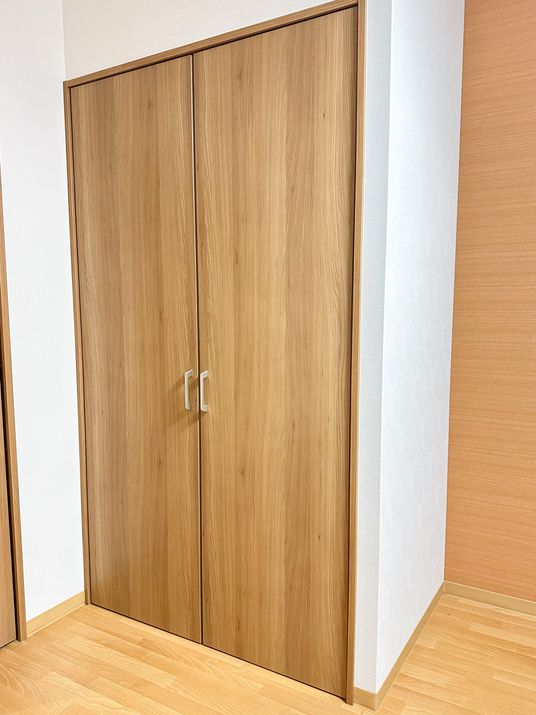 木製の扉が付いたクローゼット