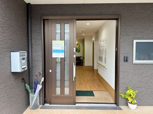 明るい玄関の出入口