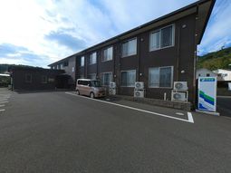 広々とした駐車場の外観