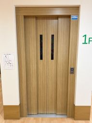 木目調エレベーターの扉