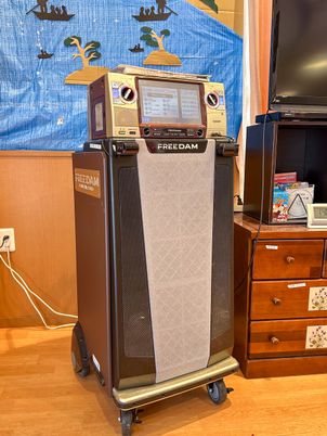 居室に設置されたカラオケ機器
