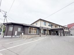 明るい外観の建物
