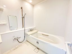 バリアフリー設計の浴室