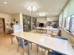 広々とした明るい部屋