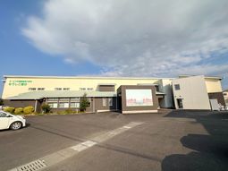 緑が映える建物外観