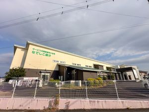 緑豊かな庭の外観